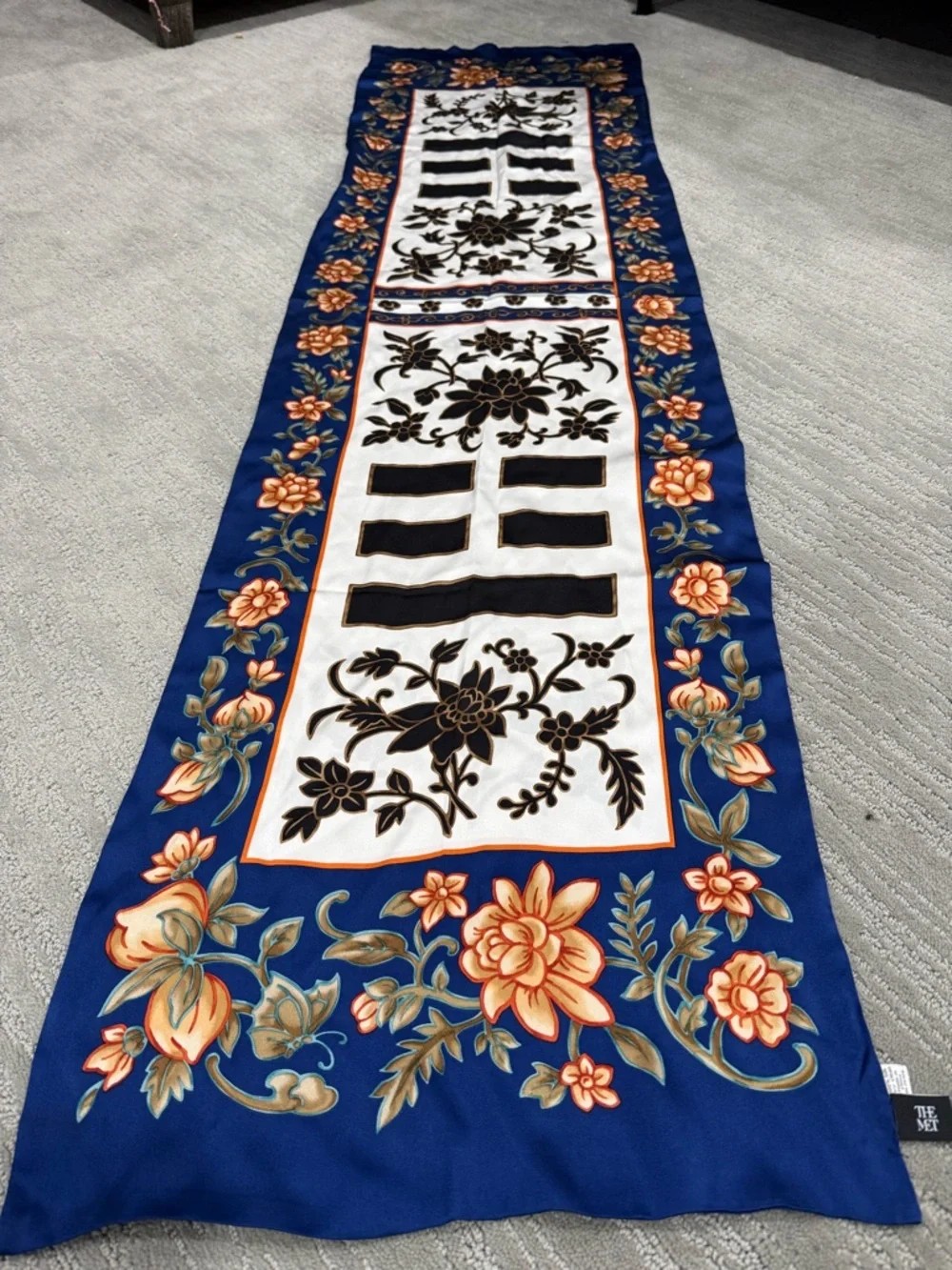 Metropolitan Museum of Art‎ silk scarf